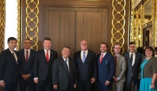 Předseda Jiří Ventruba s předsedou Dolní komory japonského parlamentu Óšimou Tadamorim (uprostřed) a členy meziparlamentní skupiny ČR – Japonsko